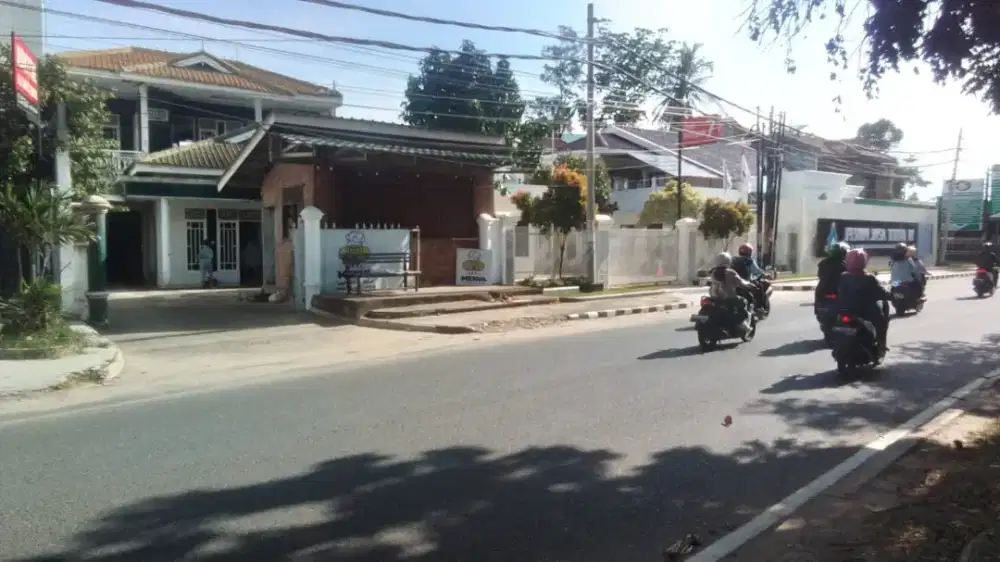 Rumah disewakan untuk Usaha, Kantor dan cafe