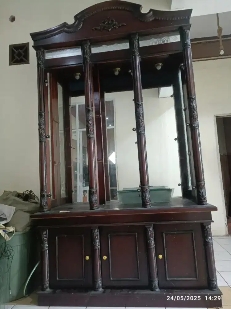 Dijual lemari pajangan kayu + kaca dengan lampu