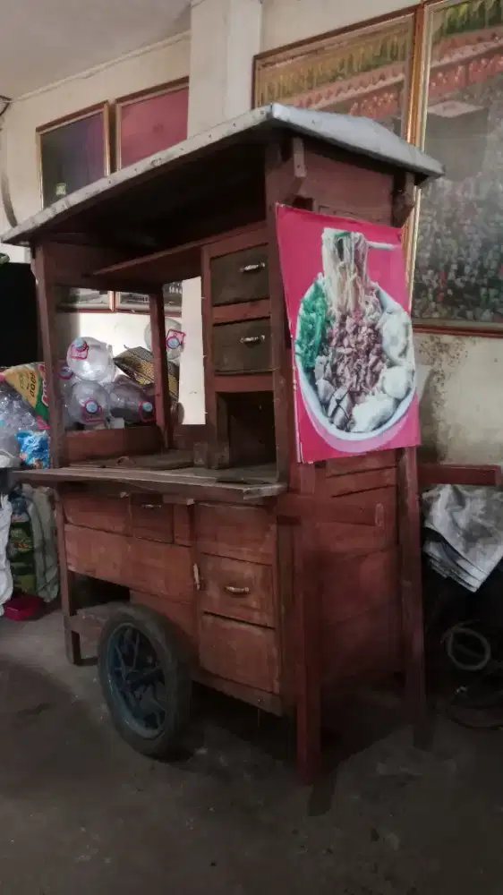 Gerobak mie ayam siap jualan