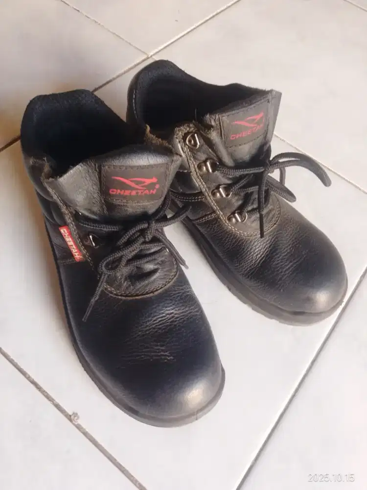 Sepatu safety second