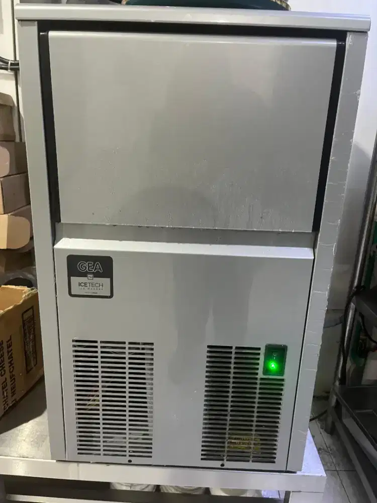 mesin pembuat es batu otomatis atau ice maker, merek GEA ICETECH