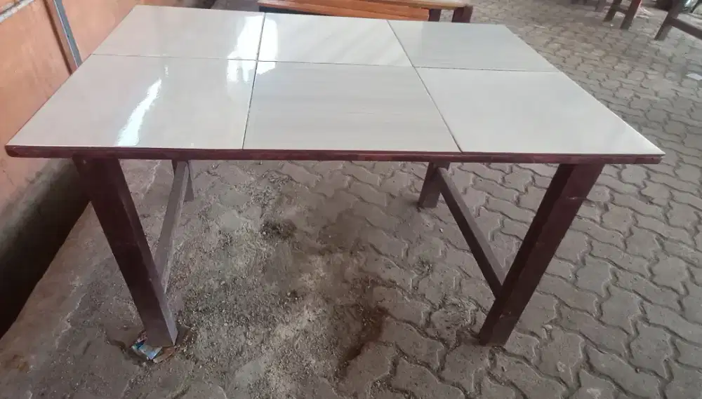 Meja makan bisa buat dagang