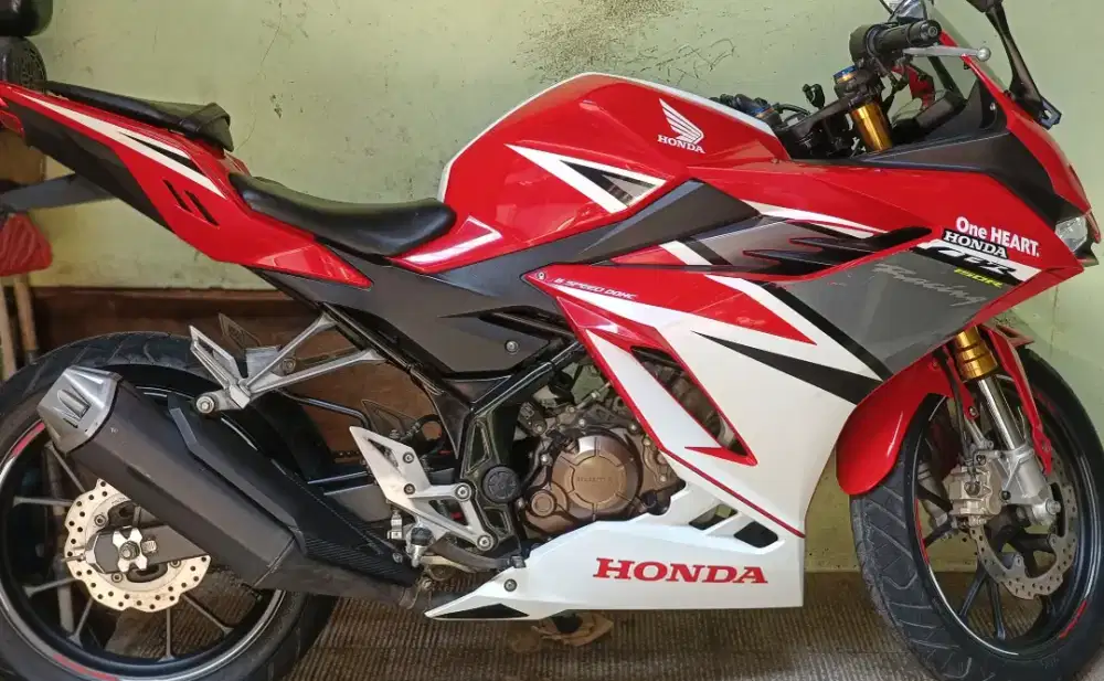 Honda CBR 150R One Heart Tahun 2022 Bulan 5 Plat B Masih Sangat Mulus