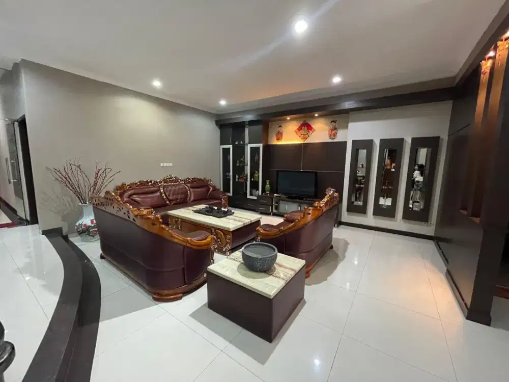 Dijual Rumah 2.5 Lantai di Florence PIK LT.12x25 Sudah Furnished