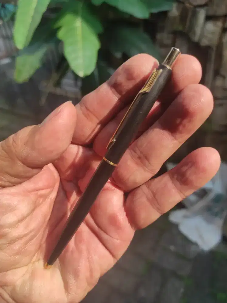 Ballpoint pencet slim Parker classic orisinil warna black dop gold