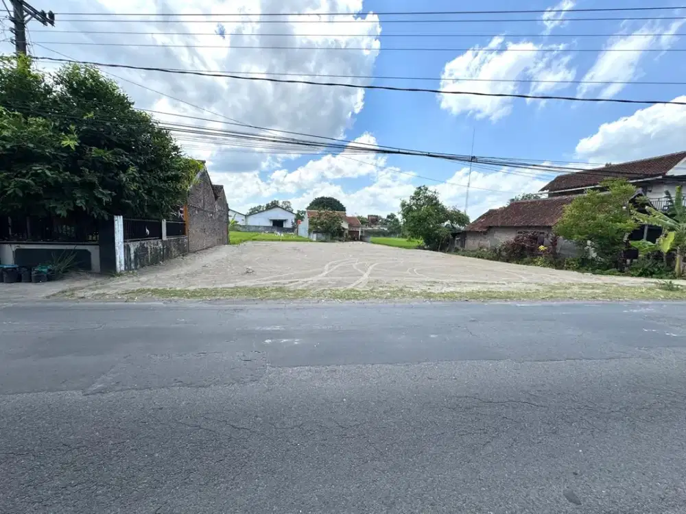 Tepi Jalan Aspal Lebar, Tanah Dekat Candi Prambanan