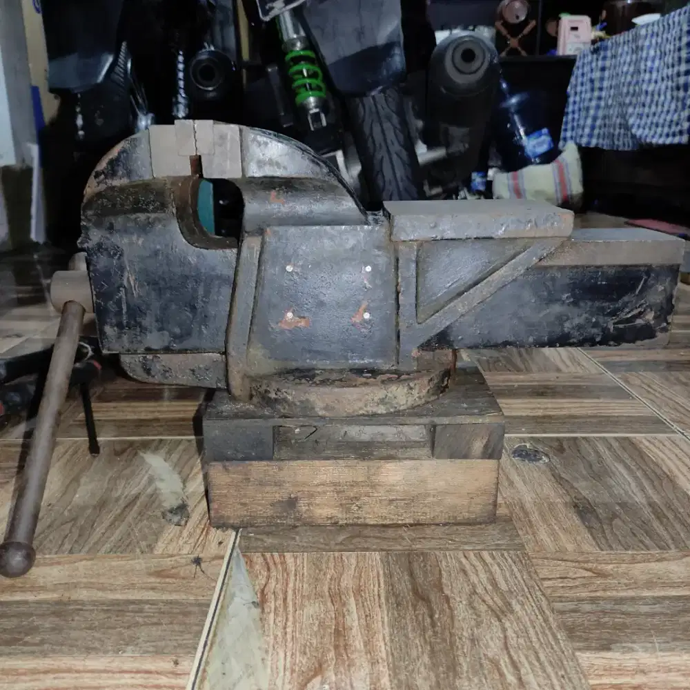 Ragum lawas sangat besar istimewah mulus ori besi nya tebal banget