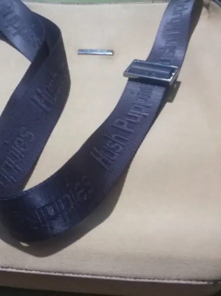 Tas Merek : Hush Puppies