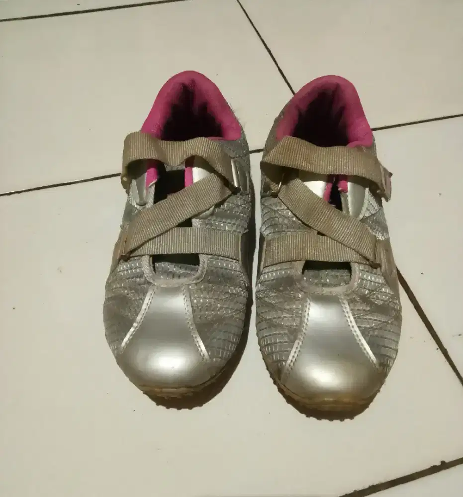 Sepatu kets wanita