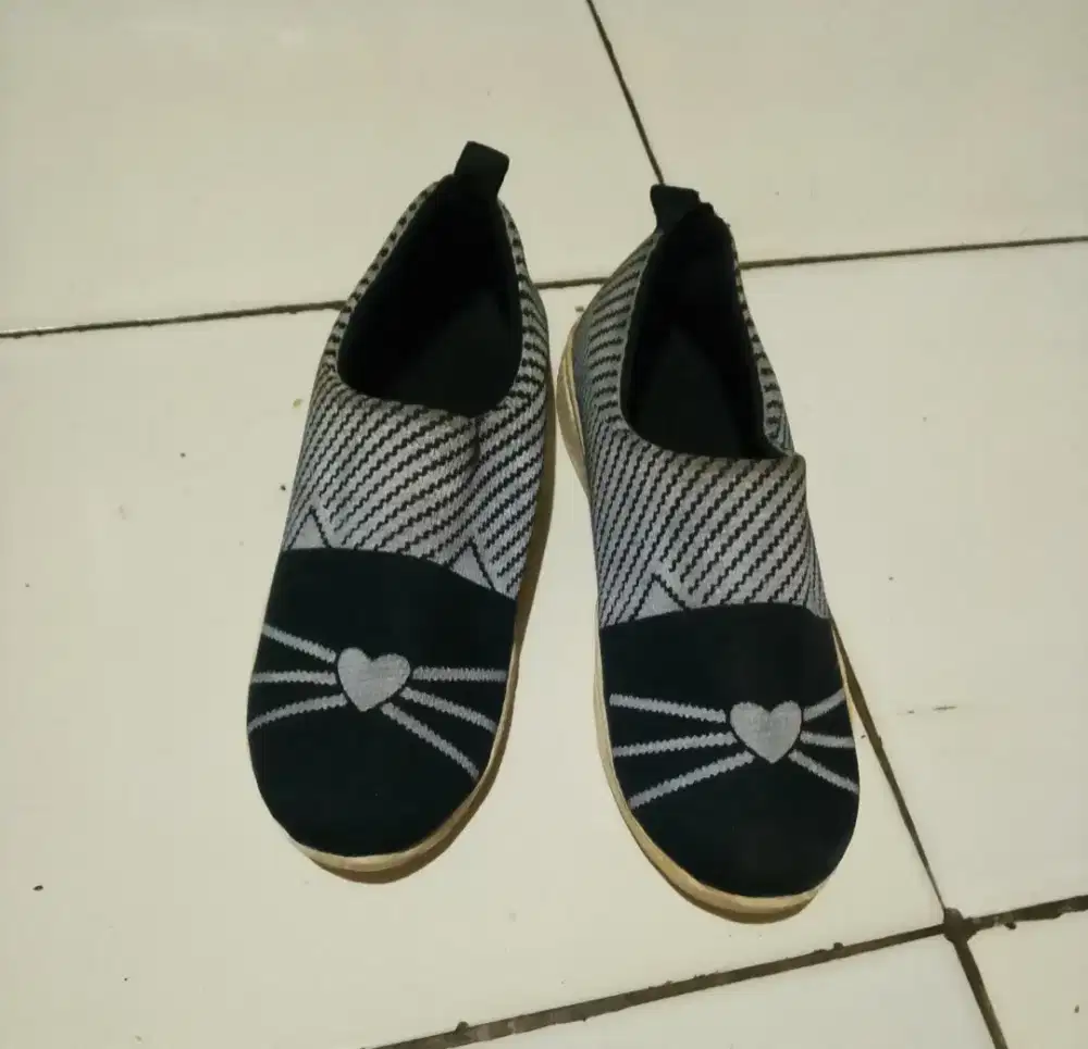 Sepatu kumis kucing