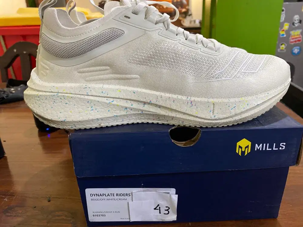 Mills Sepatu Running