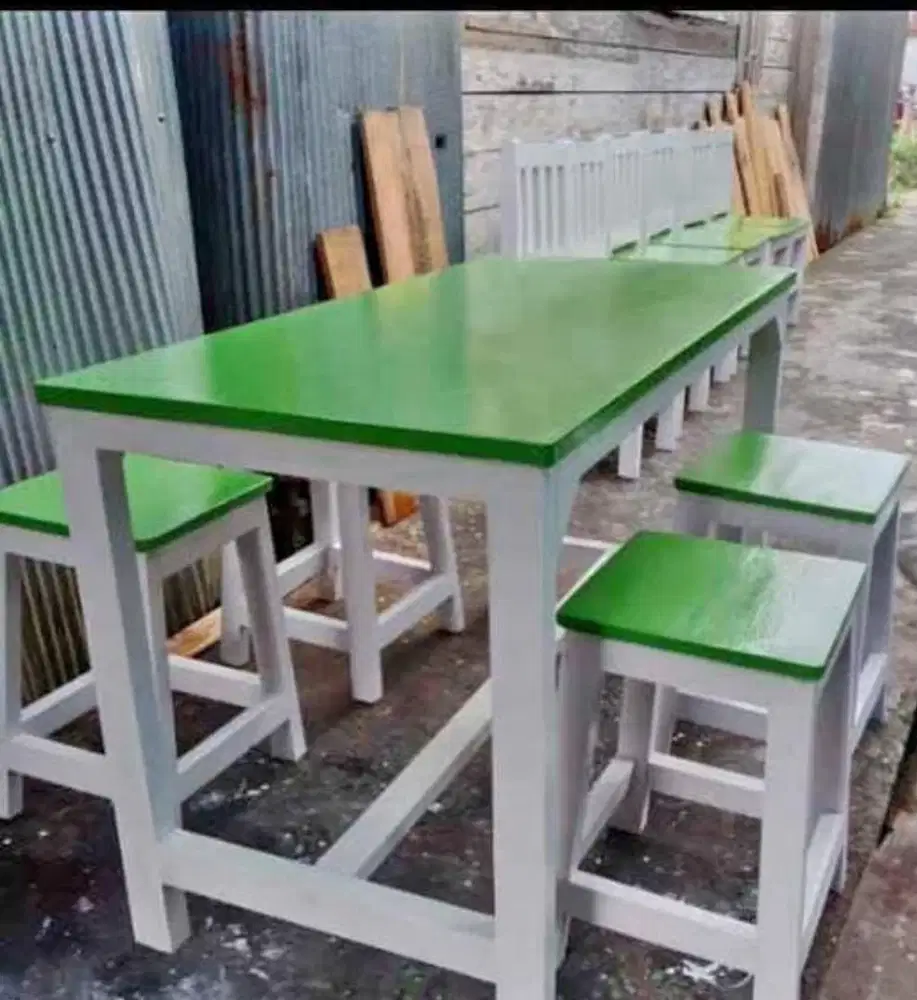 Dijual meja satu set dengan kursinya