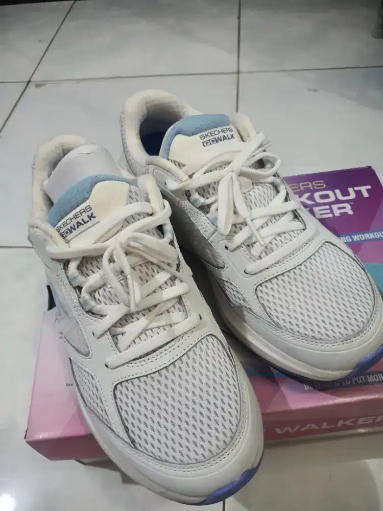 Skchrs sepatu olahraga, sepatu lari