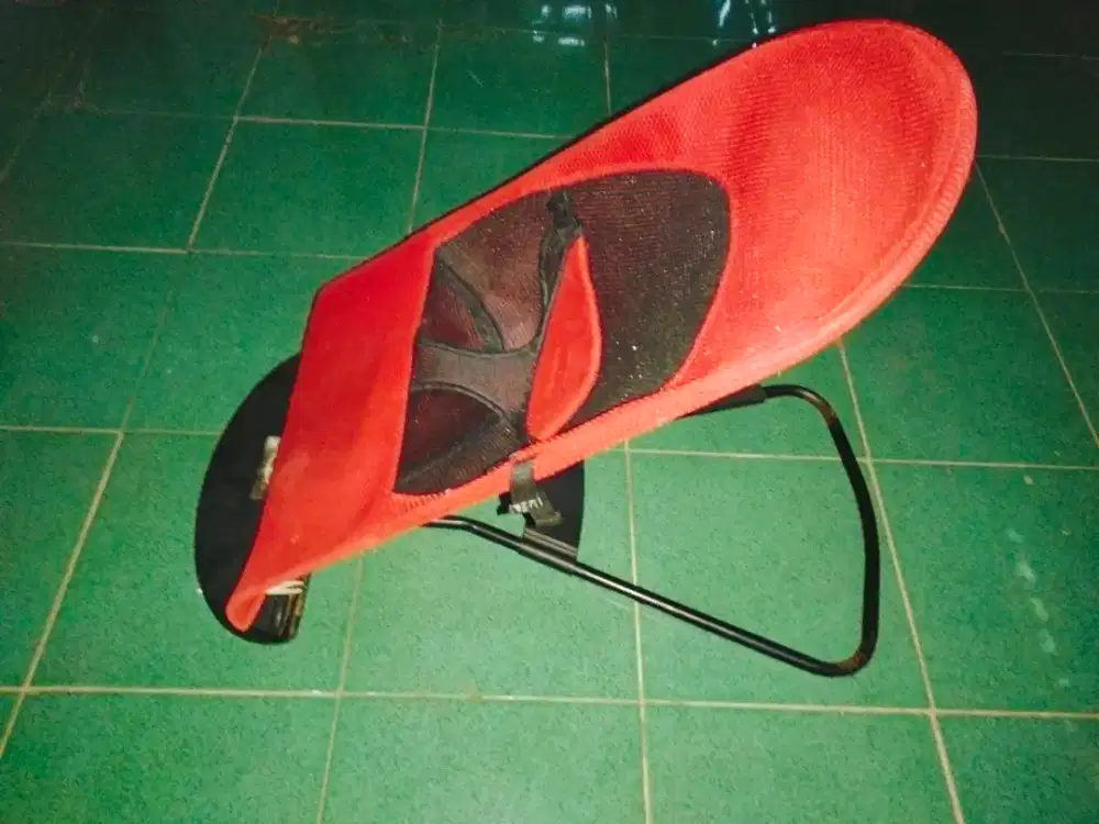 Ayunan bayi warna merah