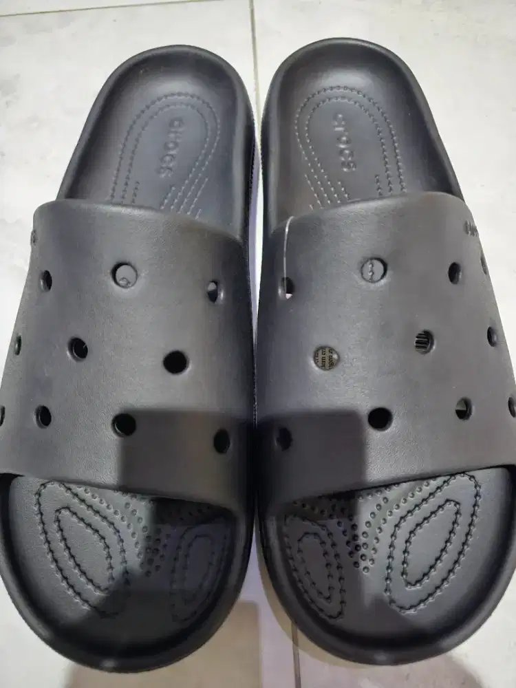 Crocs Classic Slide V2 Hitam