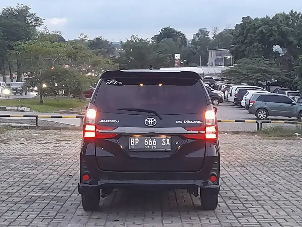 TOYOTA AVANZA VELOZ 1.5 AUTOMETIC PAJAK HIDUP PLAT BARU TANGAN PERTAMA