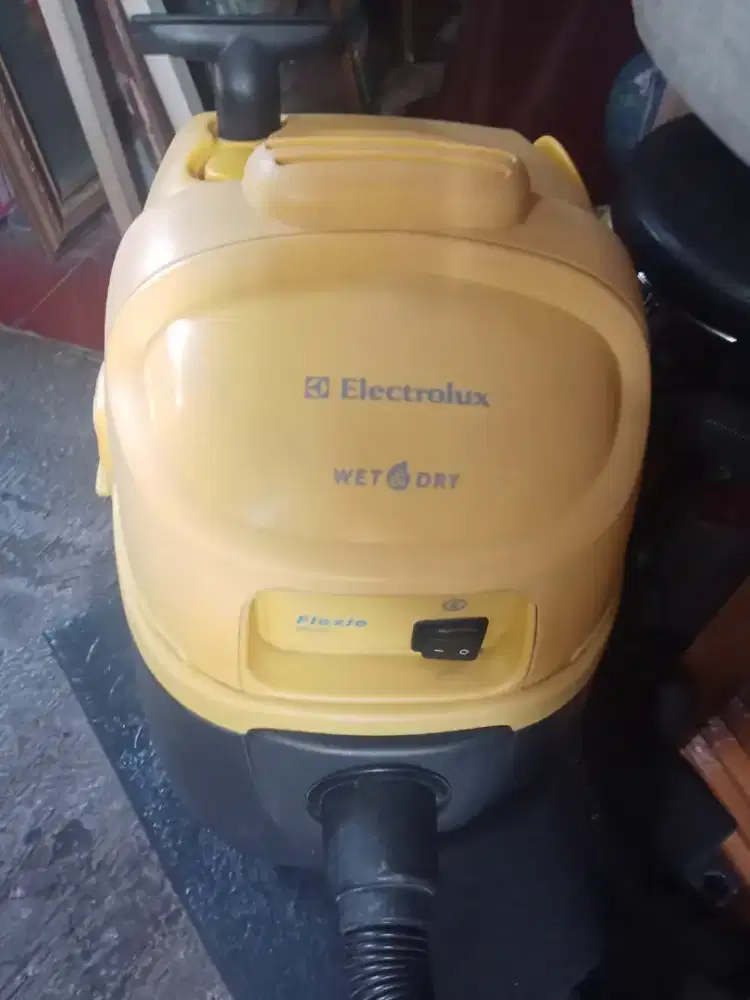 Vacum merk Elektrolux kondisi 90% ,Original ,normal siap Pakai