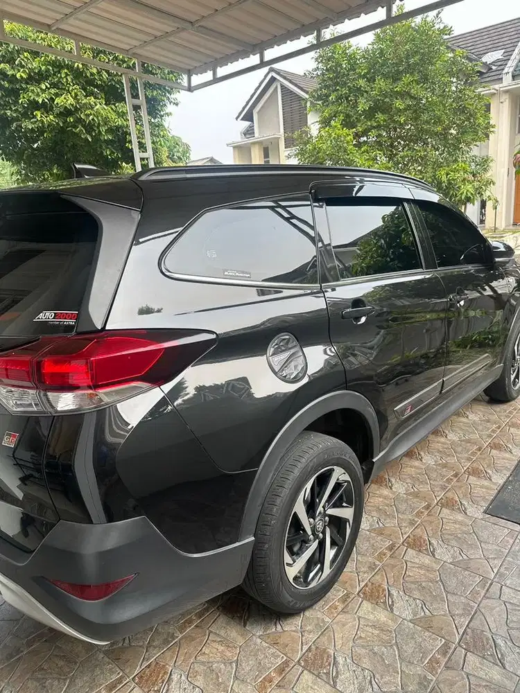 Rush 1,5 S AT Warna Hitam