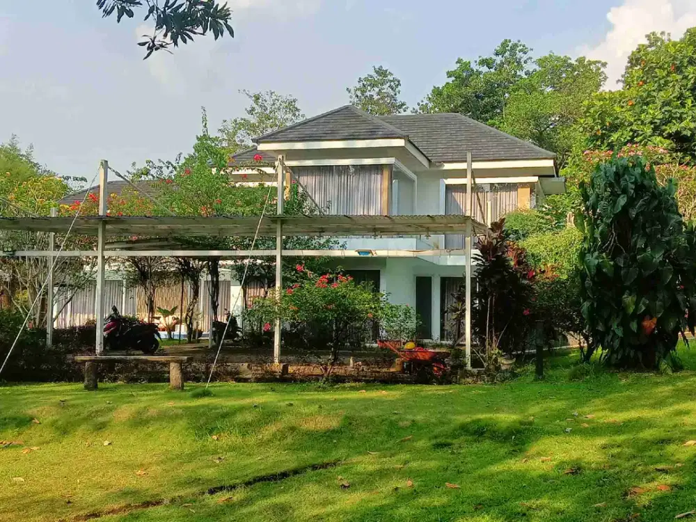 Rumah siap huni full furnish halaman yang luas dan lingkungan yang sejuk di Sentul City Bogor