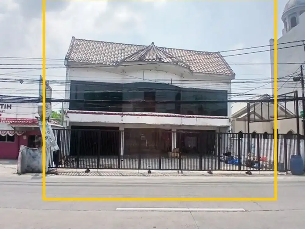 Disewakan bangunan 3 lantai , Luas 600m2 di Condet Raya