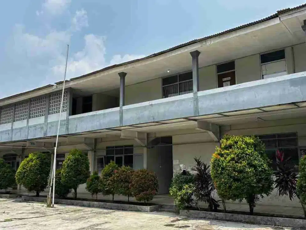 Dijual cepat Bangunan bekas sekolah dengan lahan yang luas, di daerah komersial di Pamulang