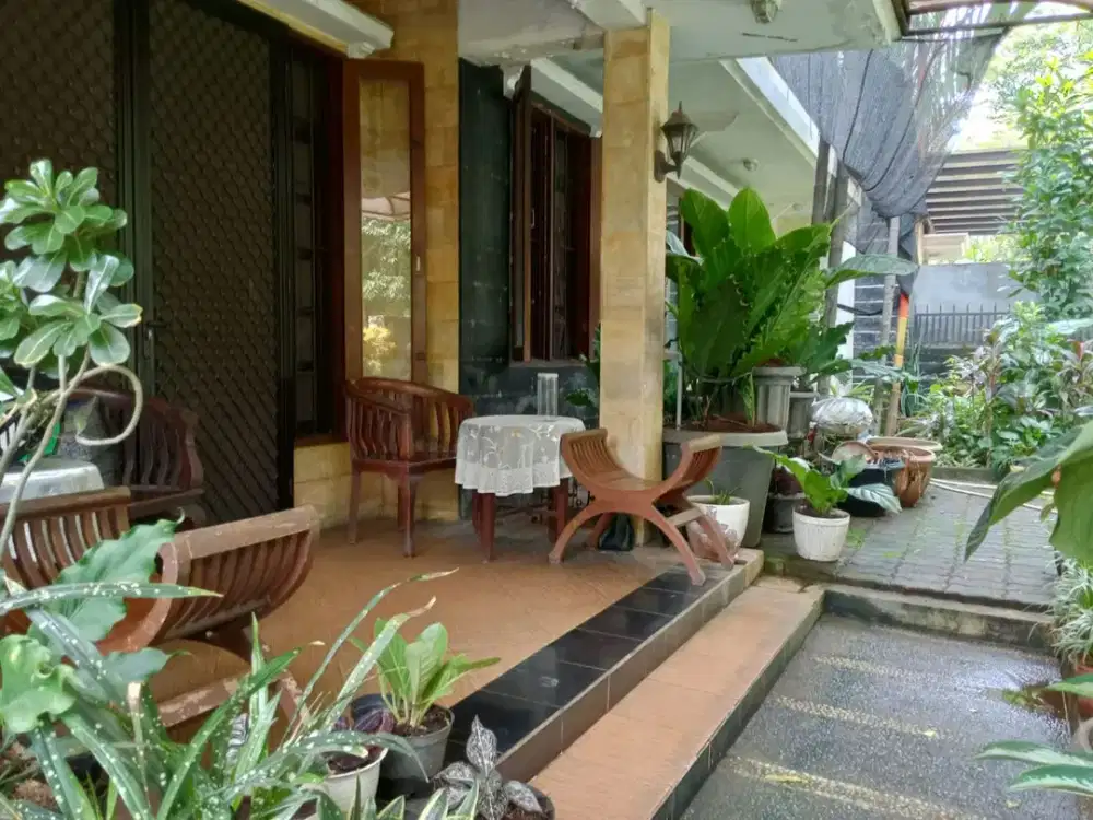 Dijual Cepat Rumah Asri layak huni Depan Taman, Kebayoran Baru