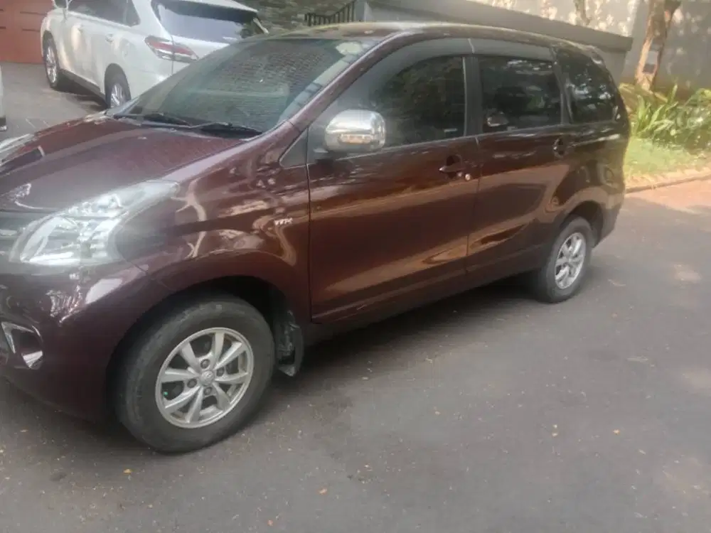 AVANZA MERAH MAROON