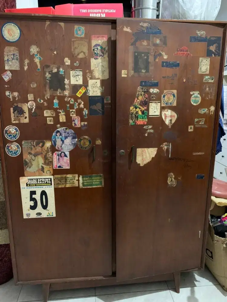 Lemari pakaian kayu jati