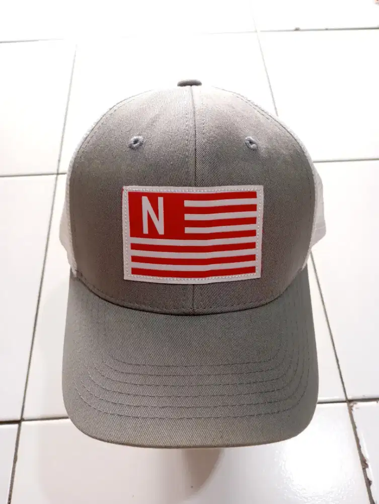 topi jaring lengkung abu