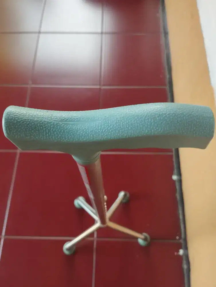 Tongkat alat bantu jalan