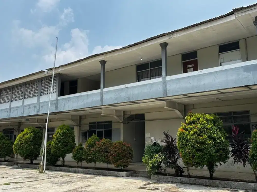 Dijual Gedung Bekas Sekolah dengan halaman luas lokasi di Pamulang