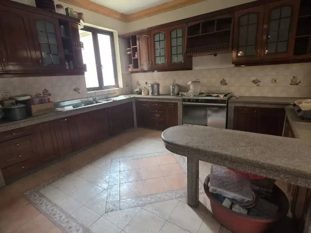 Rumah Luas di Cempaka Putih Tengah, Jakarta Pusat