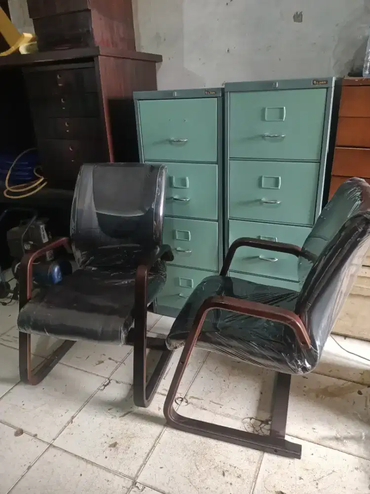 Bangku/ kursi kantor bekas model kaki kayu