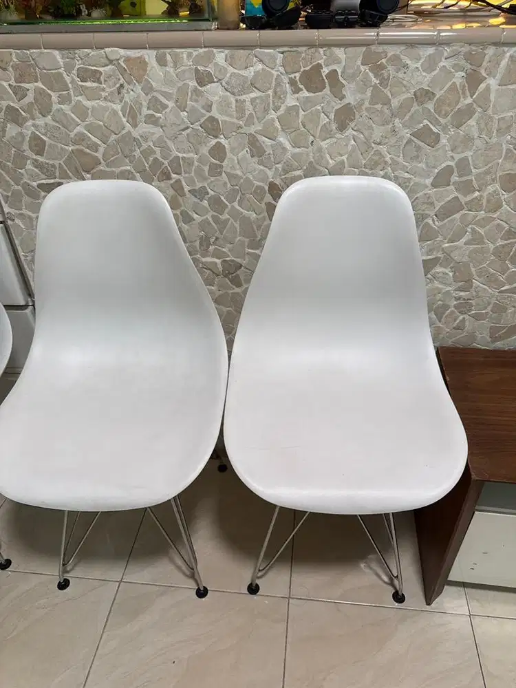 Bangku minimalis putih