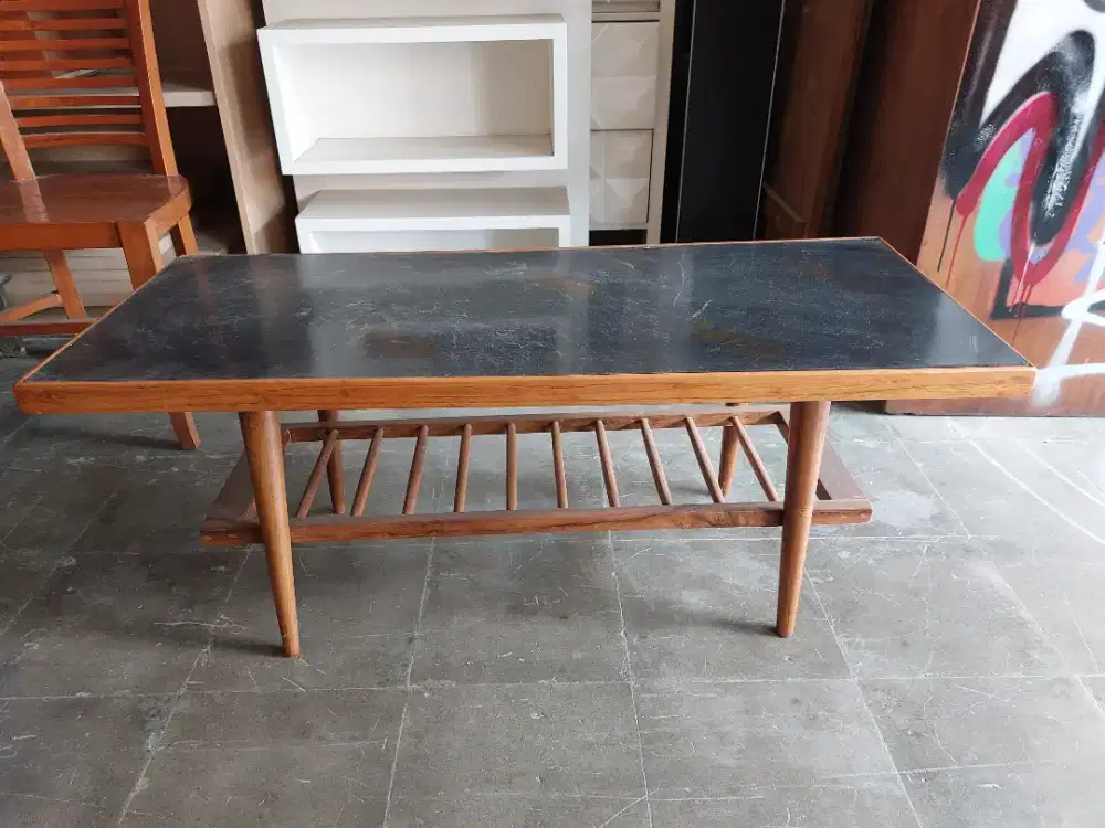 Meja tamu terbuat dari kayu jati