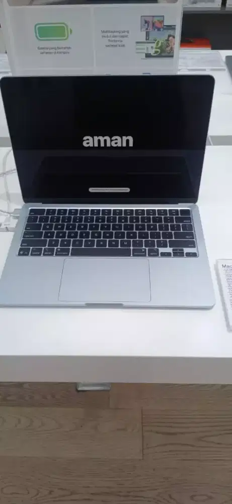 MACBOOK AIR ( 13 INCH) CPU 10- CORE 256 GB