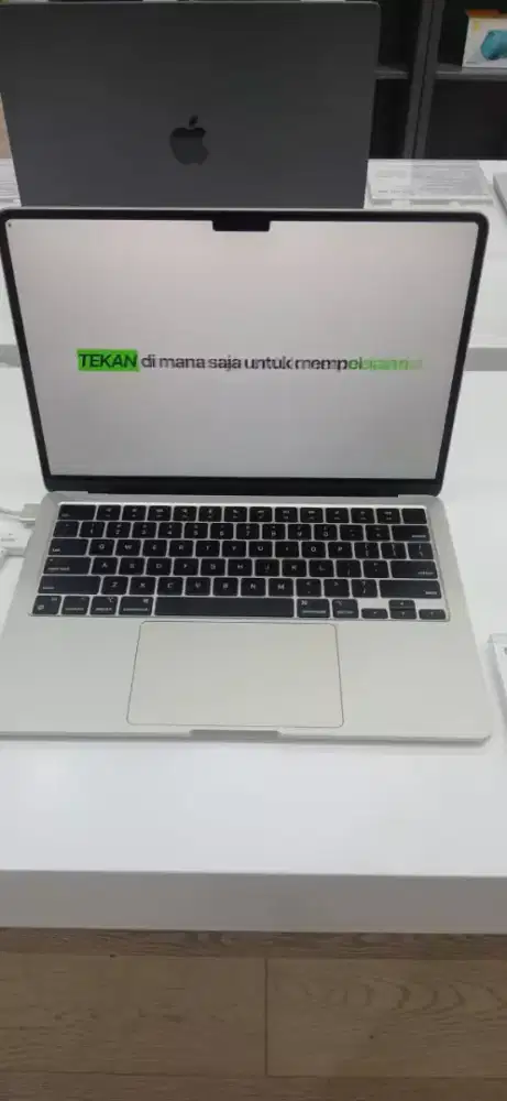MACBOOK AIR (13 inch)CPU 8-CORE 256 GB