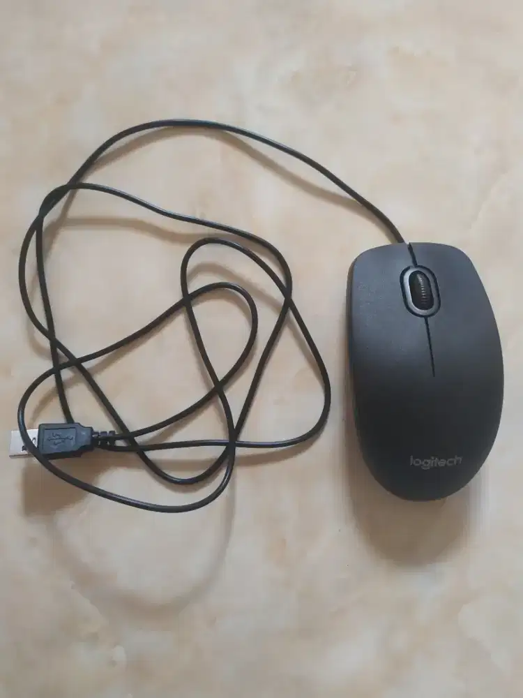 Mouse Logitech hitam