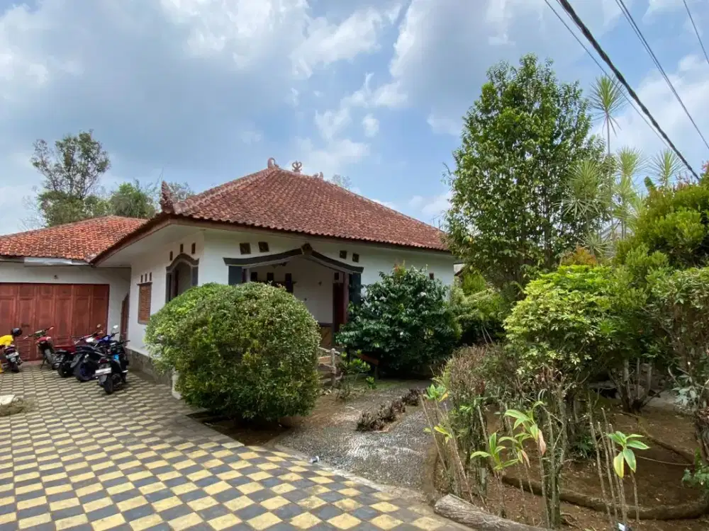 Rumah Villa Mewah 1371 m2 Pinggir Jalan Bojong Purwakarta Dijual Murah
