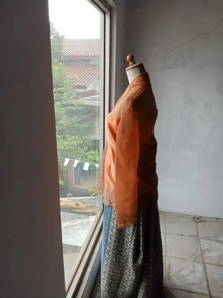 Perlengkapan Salon Baju Adat Etalase