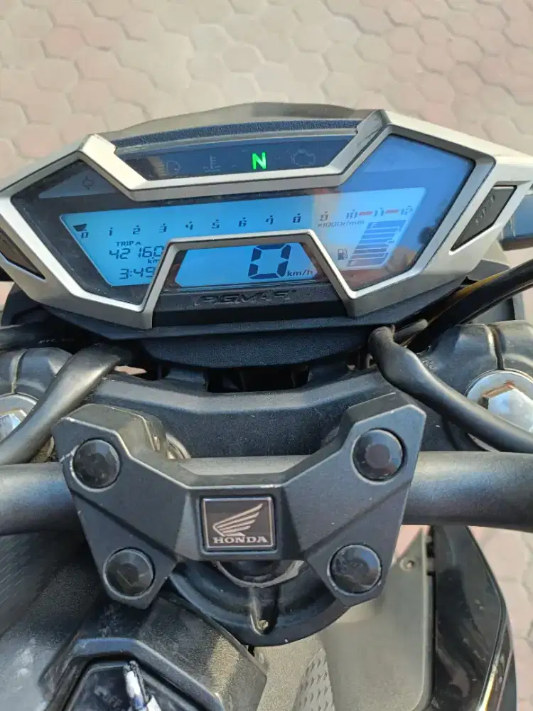 Dijual Sepeda Motor Honda CB150R Tahun 2020 siap pakai tidak ada minus