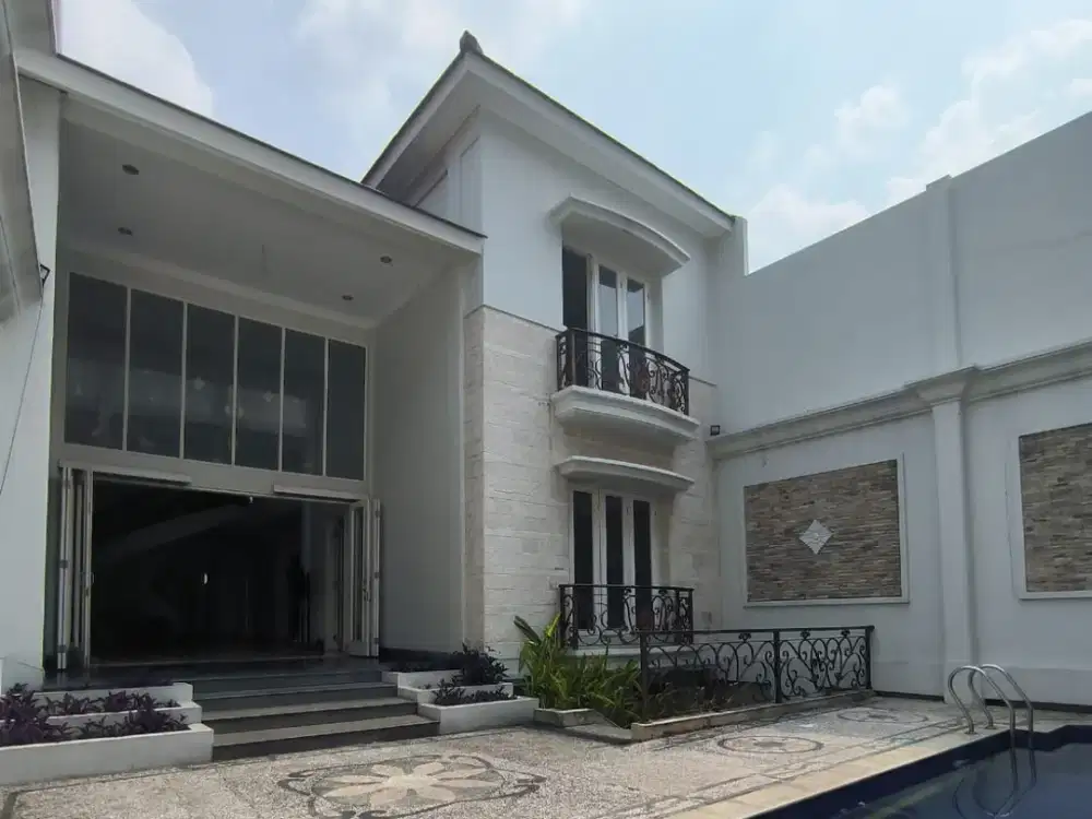 dijual rumah baru siap huni ada swiming pool di otista