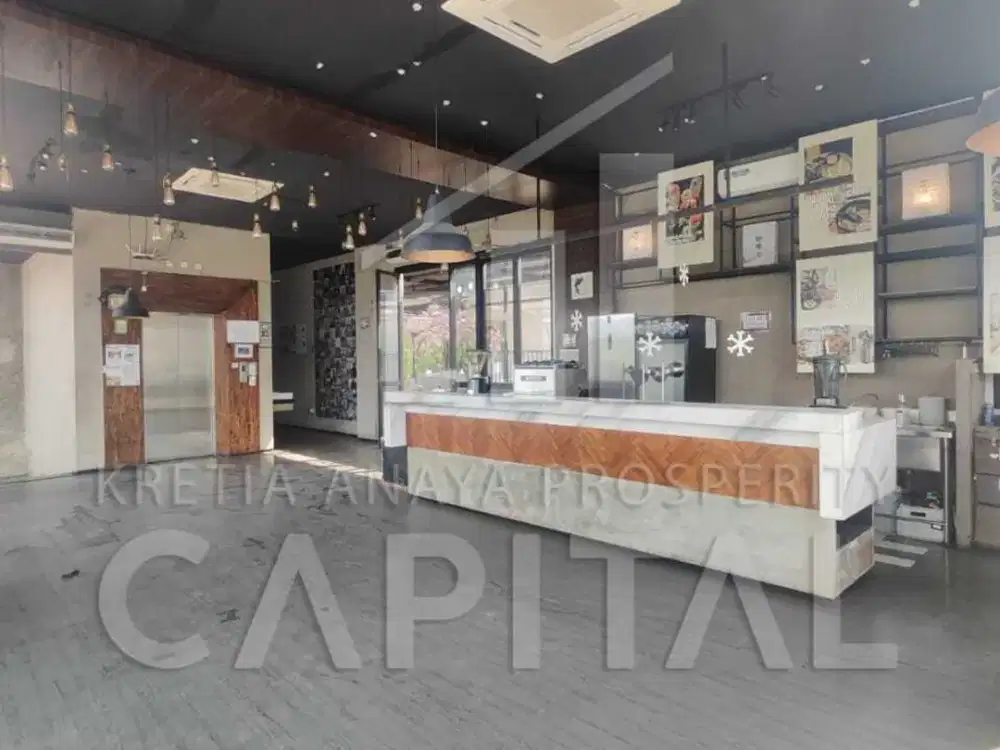 GEDUNG 4 LANTAI DENGAN ELEVATOR DAN PARKIR LUAS DI JALAN CIHAMPELAS