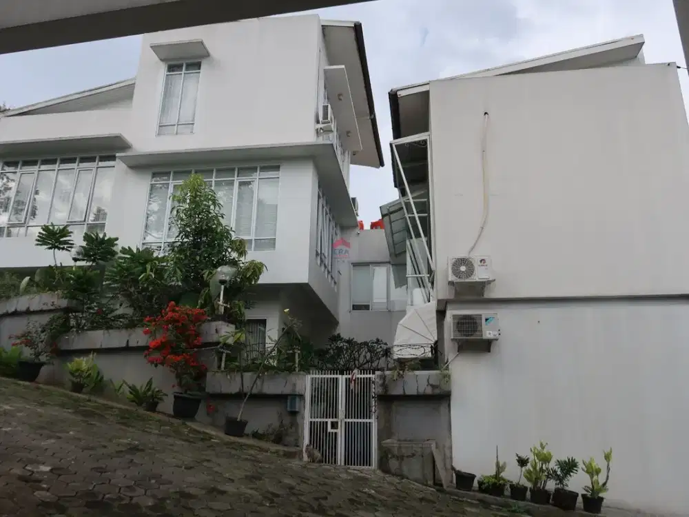 Rumah homey di Dago atas Lokasinya hanya 200 m dari Jalan raya utama Ir H Juanda