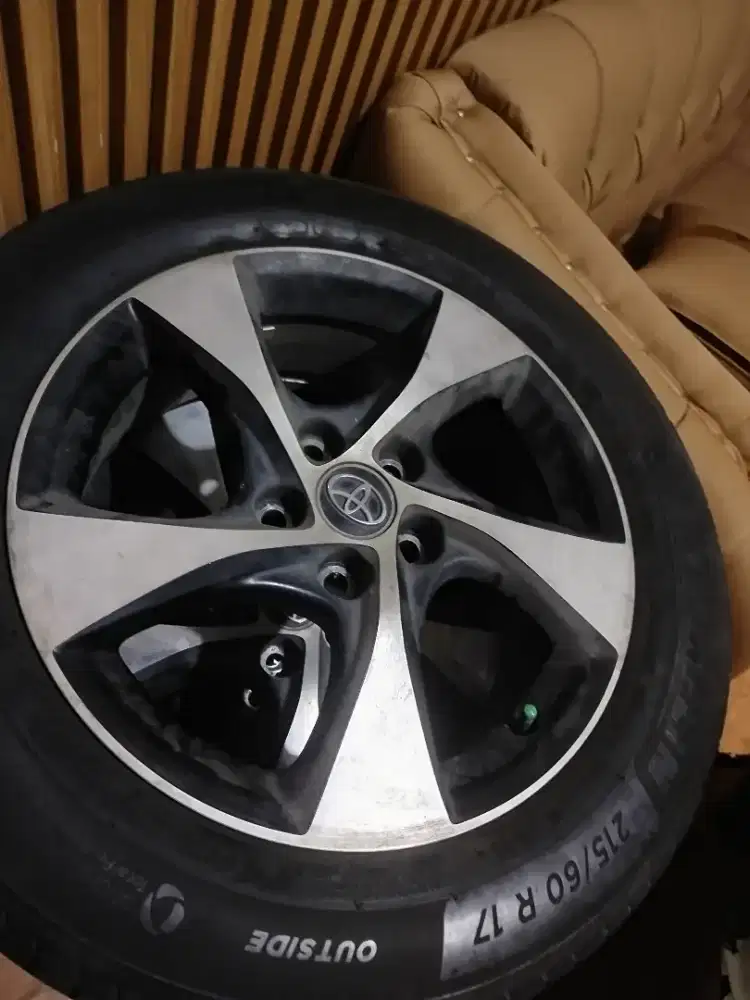 Dijual velg R17 ban 215/60/R17 2024