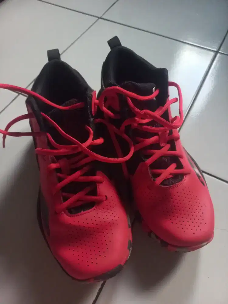 Sepatu Under Armor Lockdown 5