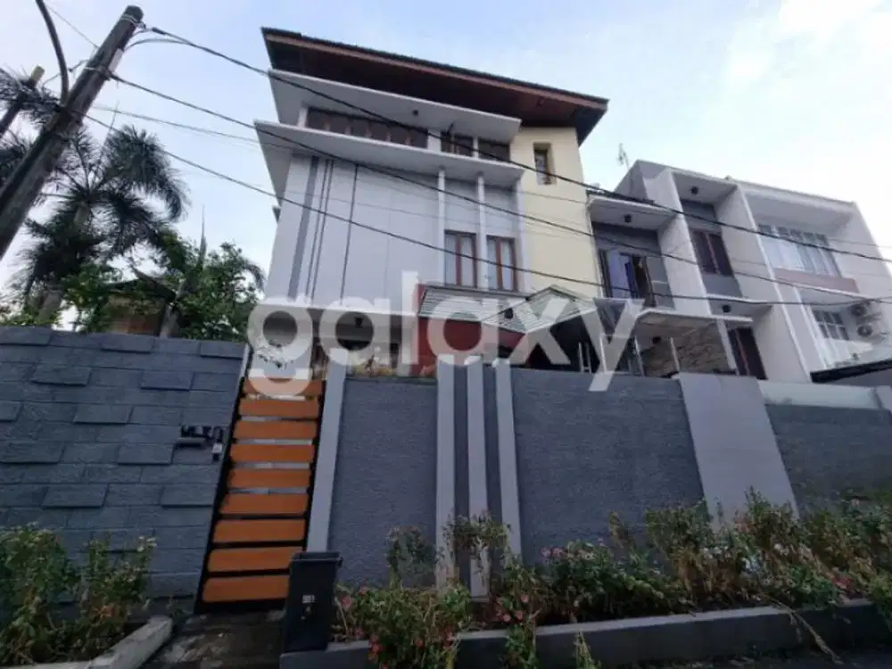 RUMAH DENGAN KONSEP SEMI SPLIT DI JANUR KUNING RESIDENCE KELAPA GADING JAKARTA UTARA