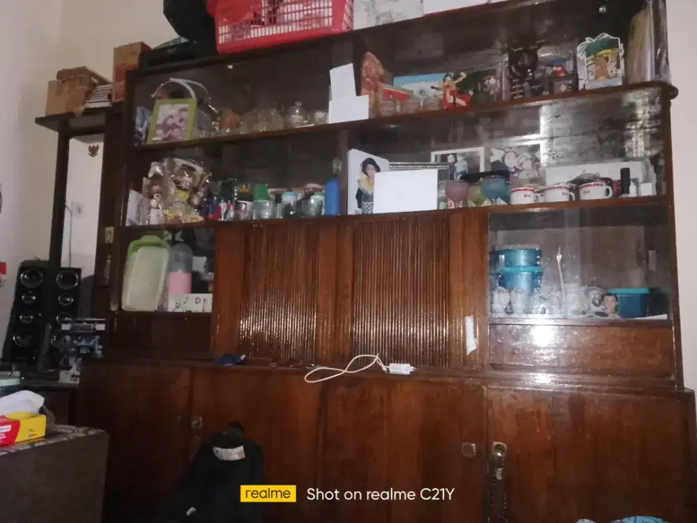 Lemari jati pajangan