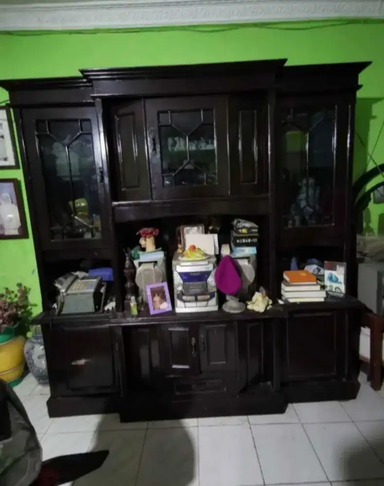 Lemari hias beserta isi