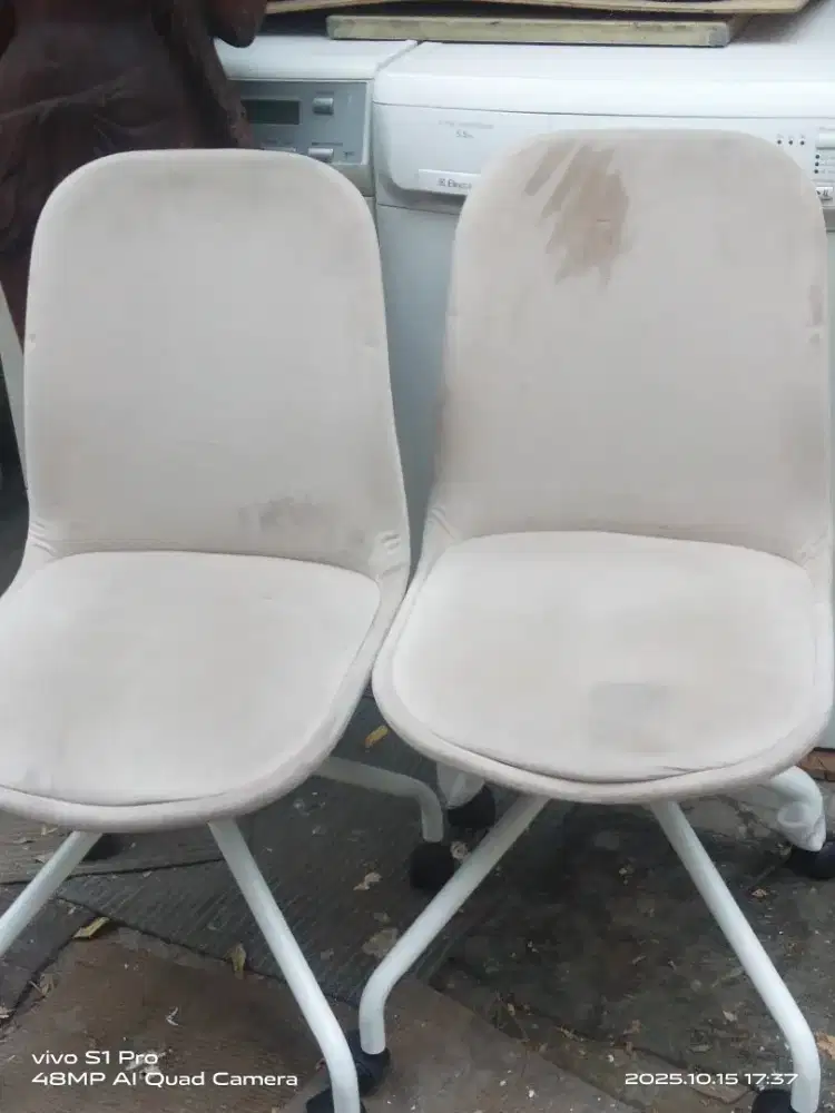 Kursi kantor warna krem 2unit